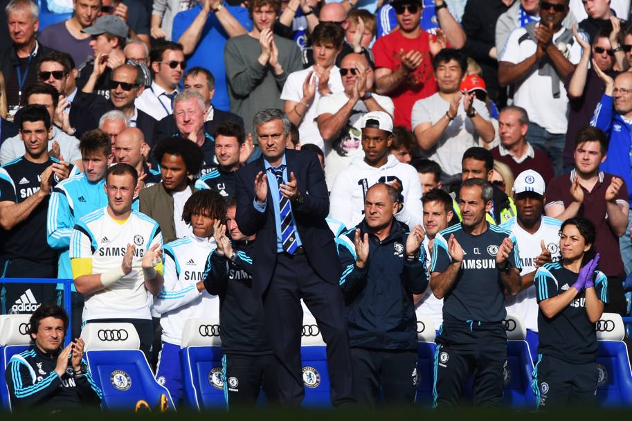 Applaude anche Jos Mourinho, imitato dal suo staff (Getty Images)